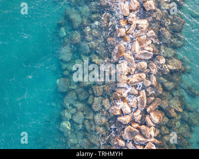 Vue aérienne de haut en bas sur le récif artificiel à proximité du rivage dans la mer Méditerranée Banque D'Images