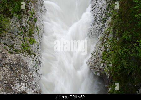 Vue aérienne de la rivière Soca après une averse près de Kobarid, Slovénie. Banque D'Images