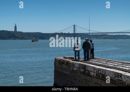 Lisbonne, Portugal - 11 mai 2019 : Men fiching par le Tage dans la ville de Lisbonne, Portugal. Banque D'Images