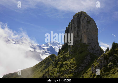 Le Gumihorn et Schynige Platte avec les sommets enneigés de l'Eiger, Mönch et Jungfrau dans la distance, dans l'Oberland Bernois, Suisse Banque D'Images