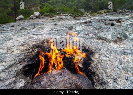 Yanartas burning pierres est une particularité géographique près de la vallée d'Olympos et parc national dans la province d'Antalya dans le sud-ouest de la Turquie Banque D'Images