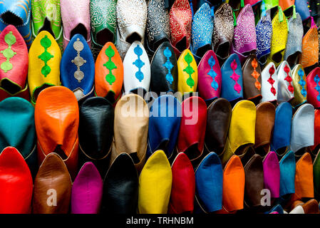 Un assortiment de chaussures à l'échoppe de marché au Maroc Banque D'Images