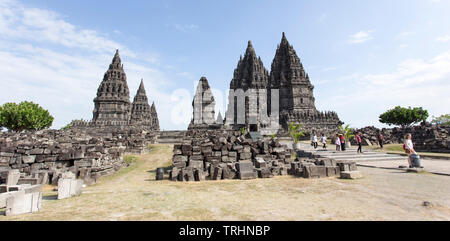 Yogyakarta, Indonésie - Août 04, 2017 : les touristes visitant Temple de Prambanan à Yogyakarta Banque D'Images