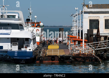 Almada, Portugal - 11 mai 2019 : les personnes entrant dans le ferry boat (cacilheiro) qui relie les villes de Almada et Lisbonne, Portugal. Banque D'Images