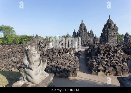 Yogyakarta, Indonésie - Août 04, 2017 : les touristes visitant Temple de Prambanan à Yogyakarta Banque D'Images