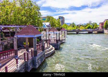 Pavillons Modernes le long de la rivière Truckee à Reno, Nevada Banque D'Images