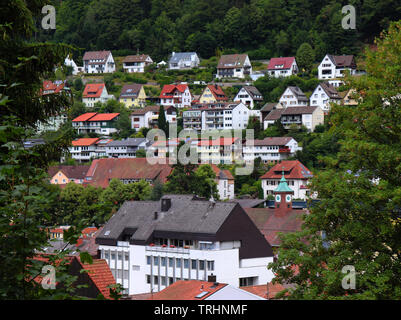 Maisons allemandes alignés sur une colline près de la Cascades de Triberg en Forêt-Noire. Banque D'Images