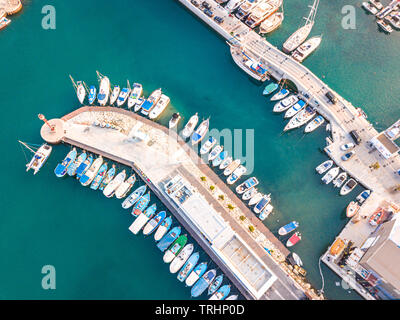 Vue d'en haut de l'antenne de bateau amarré à Limassol Nouvelle Marina Banque D'Images