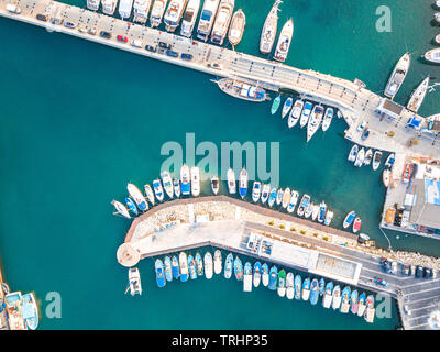 Vue d'en haut de l'antenne de bateau amarré à Limassol Nouvelle Marina Banque D'Images