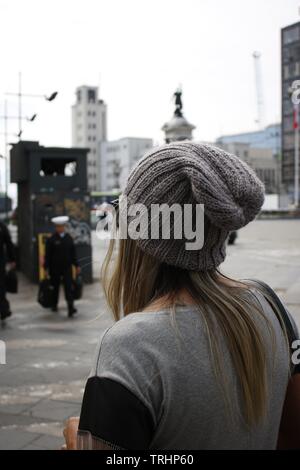 Femme marche dans la rue Banque D'Images