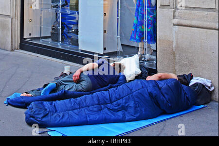 Les sans-abri dormant dans la rue devant une boutique de luxe de Saint-Germain des Prés, Paris, France Banque D'Images