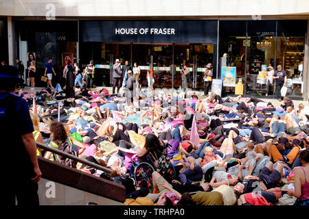 Mourir dans un. Les militants de l'Extinction, rébellion, perturbé le Bristol des zones commerciales de Broadmead et de Cabot Circus mettent en évidence l'impact du Banque D'Images