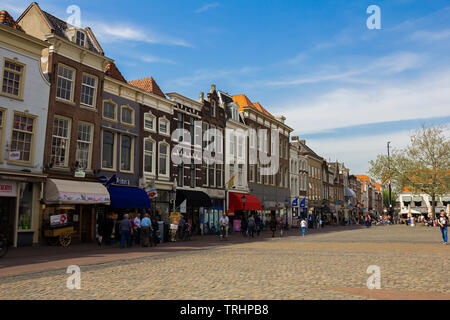 Gouda, Hollande, Pays-Bas, le 23 avril 2019. La place du marché dans la vieille ville de Gouda, une rue de style hollandais, façades de maisons avec boutiques et cafés. Banque D'Images