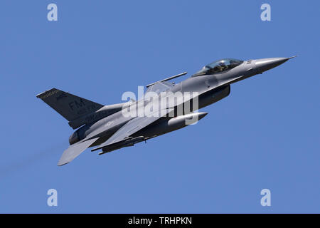 F-16C à partir du 93e Escadron de chasse de l'USAF Réserver escalade de RAF Lakenheath pendant un déploiement au Royaume-Uni. Banque D'Images