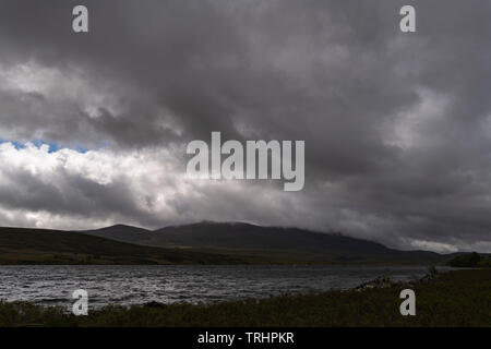Les nuages bas et pluie approche couvrant Ben Klibreck sur les rives du Loch Naver à Sutherland, de l'Écosse. 03 Juin 2019 Banque D'Images