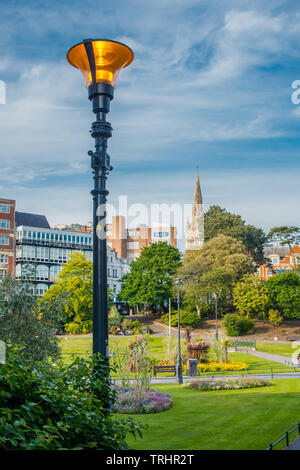 Lampadaire de caractère au moindre jardins menant à la plage de Bournemouth, dans le Dorset, Angleterre, Royaume-Uni. Banque D'Images