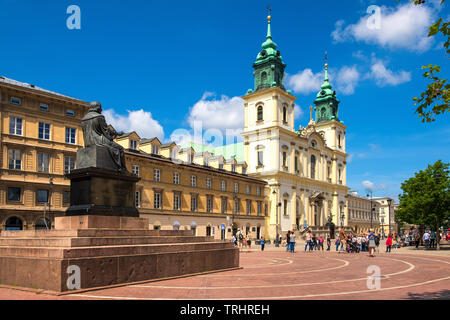 Varsovie, Mazovie / Pologne - 2019/06/01 : vue de la façade de l'église baroque et l'Mikolaj Kopernik statue, à la Krakowskie Przedmiescie str Banque D'Images