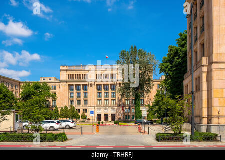 Varsovie, Mazovie / Pologne - 2019/06/01 : Vue de face du gouvernement polonais de l'administration centrale du ministère des Finances à l'immeuble rue Swietokrzyska Banque D'Images