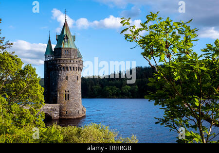 Tour à rude épreuve, dans le lac Vyrnwy, barrage, au milieu de la chaîne de montagnes Berwyn, Powys, Wales Banque D'Images