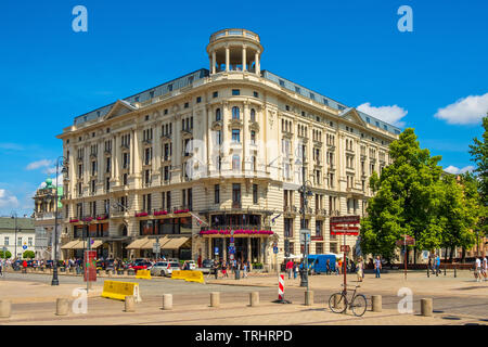 Varsovie, Mazovie / Pologne - 2019/06/01 : Vue de face du bâtiment de l'hôtel Bristol historique à la rue Krakowskie Przedmiescie de la Vieille Ville Banque D'Images