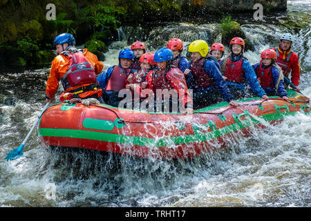 White water rafting à la White Water Centre national sur la rivière Tryweryn, près de Bala, au Pays de Galles Banque D'Images