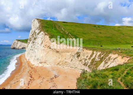 Marche de durdle door à osmingon bay jurassic côte protégée dorset england uk go Banque D'Images