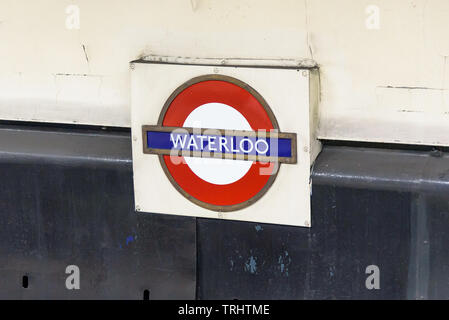 Londres, UK - 1 mai 2018 : métro de Londres logo fixé au mur sur la gare de Waterloo Banque D'Images