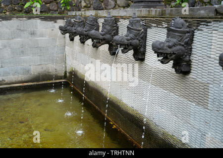 Lieu de culte hindouiste balinaise avec petites fontaines en forme de démons. Banque D'Images