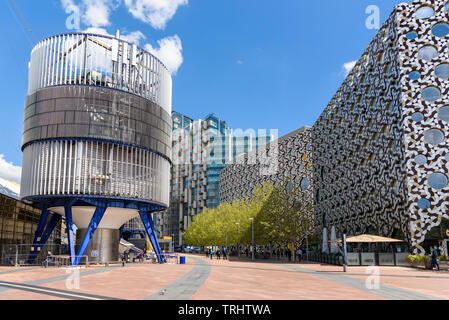 Londres, UK - 1 mai 2018 : les bâtiments modernes avec des magasins, bars et restaurants sur la place en face de la péninsule de l'O2 Arena Banque D'Images