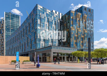 Londres, UK - 1 mai 2018 : les bâtiments modernes avec des magasins, bars et restaurants sur la place en face de la péninsule de l'O2 Arena
