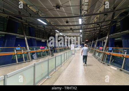 Londres, UK - 1 mai 2018 : les gens à pied le passage dans la station de métro North Greenwich moderne Banque D'Images