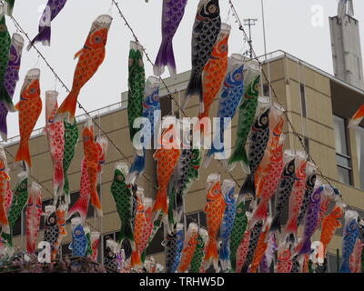 Koi-Nobori (Japanese Koi Fish manche) à la tour de Tokyo au printemps 2019 Banque D'Images