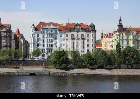 Beaux vieux bâtiments sur Janáčkovo nábř. à Prague, République Tchèque Banque D'Images