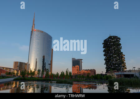 MILAN, ITALIE, 05/07/2019 la nouvelle skyline de Milan vu depuis le parc appelé la bibliothèque d'arbres, avec les gratte-ciel d'Unicredit Tower, Bosco Verti Banque D'Images