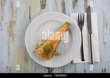 Baklava à la pistache. Dessert traditionnel turc. Nom turc ; havuc dilimi baklava . Banque D'Images
