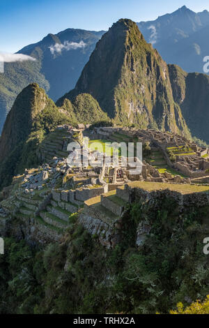 Un portrait de l'incroyable vue aspect UNESCO World Heritage site de Machu Picchu, au Pérou, une ville Inca perdu montrant également les ruines sur la colline Banque D'Images