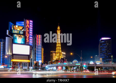 LAS VEGAS, NEVADA - 1 février : Scène de nuit sur le Strip à Las Vegas, Nevada le 1 février 2018. La ville est célèbre pour ses nombreuses indulgences et les vices, t Banque D'Images