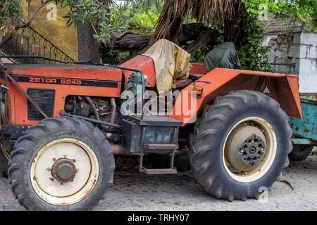 Un modèle de Tracteur Zetor 5245 stationné dans Afytos, Halkidiki, Grrece Banque D'Images