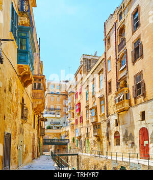 L'ombragé Lvant street avec de vieux bâtiments de vie élevé, La Valette, Malte. Banque D'Images