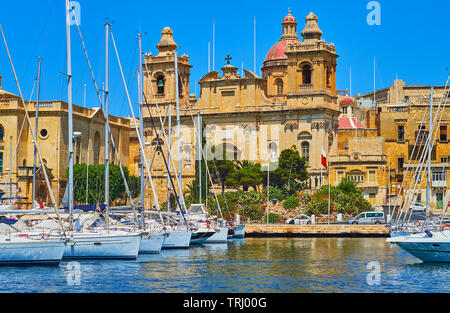 La façade de l'église Saint-Laurent de Vittoriosa marina avec des yachts amarré sur le premier plan, Malte. Banque D'Images