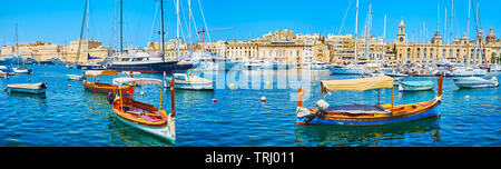 Sliema, Malte - 19 juin 2018 : Panorama de Birgu rive avec l'architecture médiévale, la location des yachts, bateaux et luzzu bascule dghajsa taxis sur l'eau ripp Banque D'Images