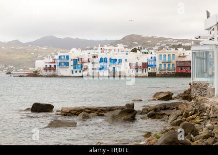 Voir l'unité de plusieurs bâtiments sur la baie dans la zone de la petite Venise de Mykonos. Bâtiment blanchi à la chaux avec un balcon rouge et bleu, les portes et fenêtres. Banque D'Images