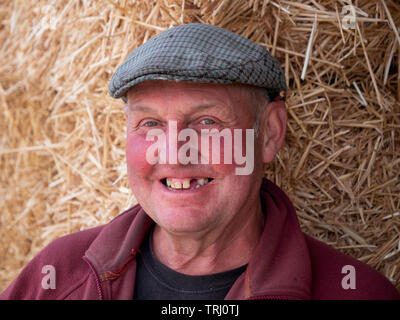 Terry Houghton (67) de Middleton-par-Wirksworth dans le Derbyshire Dales ont acheté le domaine agricole à l'arrière de sa maison l'année dernière lors de l'adjudication. Le domaine figurant un vieux puits de mine de plomb 14 mètres appelée Stichen mine qui a été initialement détenue et gérée par WASS & Son, Lea fonctionne, chef de Matlock. Terry a décidé de faire du haut de la mine en sécurité en recouvrant avec du béton. Il a également mis un verre de sécurité épais haut sur elle, vous pouvez marcher sur et un voyant LED vers le bas, de sorte que les visiteurs peuvent jeter un coup d'oeil dans le trou. Il ne s'est pas arrêté là, comme il a décidé de construire un toit en tôle sur lui pour Banque D'Images