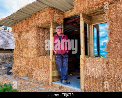 Terry Houghton (67) de Middleton-par-Wirksworth dans le Derbyshire Dales ont acheté le domaine agricole à l'arrière de sa maison l'année dernière lors de l'adjudication. Le domaine figurant un vieux puits de mine de plomb 14 mètres appelée Stichen mine qui a été initialement détenue et gérée par WASS & Son, Lea fonctionne, chef de Matlock. Terry a décidé de faire du haut de la mine en sécurité en recouvrant avec du béton. Il a également mis un verre de sécurité épais haut sur elle, vous pouvez marcher sur et un voyant LED vers le bas, de sorte que les visiteurs peuvent jeter un coup d'oeil dans le trou. Il ne s'est pas arrêté là, comme il a décidé de construire un toit en tôle sur lui pour Banque D'Images