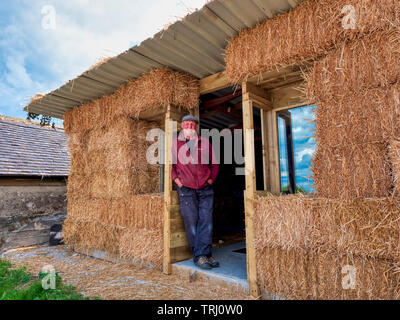 Terry Houghton (67) de Middleton-par-Wirksworth dans le Derbyshire Dales ont acheté le domaine agricole à l'arrière de sa maison l'année dernière lors de l'adjudication. Le domaine figurant un vieux puits de mine de plomb 14 mètres appelée Stichen mine qui a été initialement détenue et gérée par WASS & Son, Lea fonctionne, chef de Matlock. Terry a décidé de faire du haut de la mine en sécurité en recouvrant avec du béton. Il a également mis un verre de sécurité épais haut sur elle, vous pouvez marcher sur et un voyant LED vers le bas, de sorte que les visiteurs peuvent jeter un coup d'oeil dans le trou. Il ne s'est pas arrêté là, comme il a décidé de construire un toit en tôle sur lui pour Banque D'Images