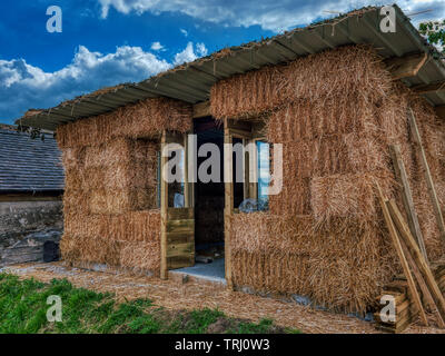 Terry Houghton (67) de Middleton-par-Wirksworth dans le Derbyshire Dales ont acheté le domaine agricole à l'arrière de sa maison l'année dernière lors de l'adjudication. Le domaine figurant un vieux puits de mine de plomb 14 mètres appelée Stichen mine qui a été initialement détenue et gérée par WASS & Son, Lea fonctionne, chef de Matlock. Terry a décidé de faire du haut de la mine en sécurité en recouvrant avec du béton. Il a également mis un verre de sécurité épais haut sur elle, vous pouvez marcher sur et un voyant LED vers le bas, de sorte que les visiteurs peuvent jeter un coup d'oeil dans le trou. Il ne s'est pas arrêté là, comme il a décidé de construire un toit en tôle sur lui pour Banque D'Images