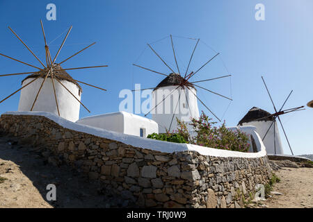 Trois des Kato Mili éoliennes sur un après-midi ensoleillé., avec mur en pierre et jardin en face. Tourné à partir de ci-dessous. Banque D'Images