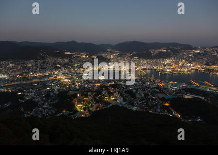 Vue sur Nagasaki la nuit du Mont Inasa, Japon Banque D'Images