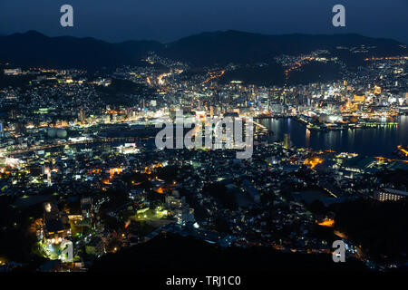 Vue sur Nagasaki la nuit du Mont Inasa, Japon Banque D'Images