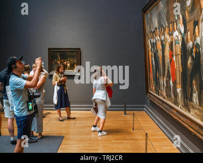 Visiteurs en face de la peinture, des dirigeants et des autres membres de la Milice du District VIII à Amsterdam dirigés par le capitaine Roelof Bicker et le Lieutenant Banque D'Images